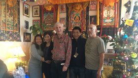 Tibetský filmař a režisér Dhondup Wangchen s rodinou a přáteli