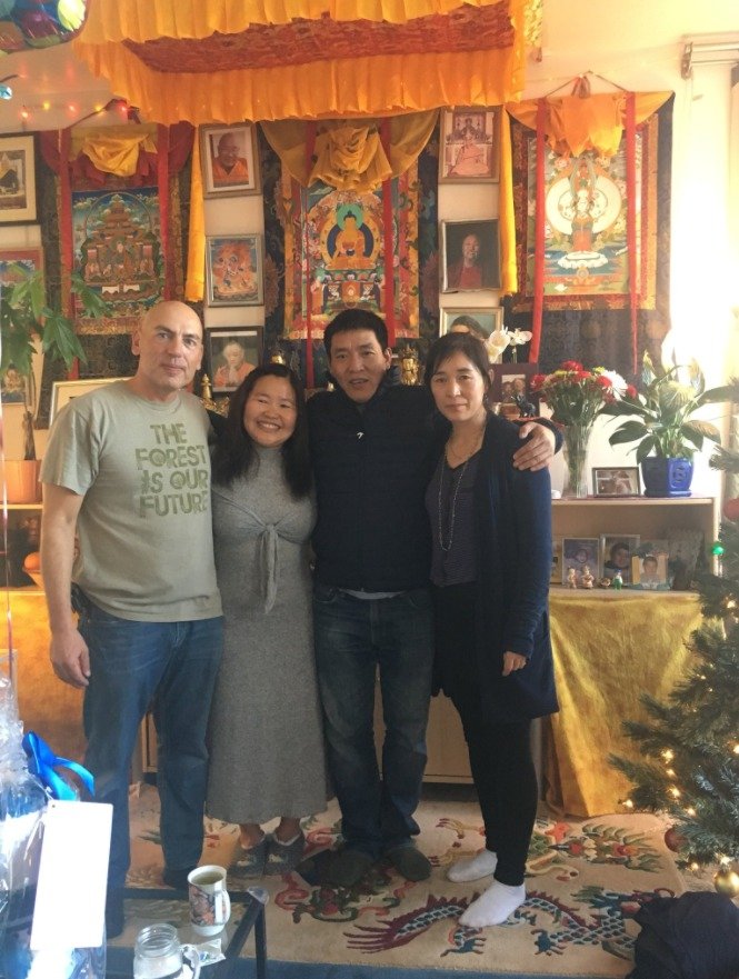 Tibetský filmař a režisér Dhondup Wangchen s rodinou a přáteli