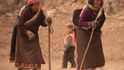 Starší Tibeťané na cestě do kláštera