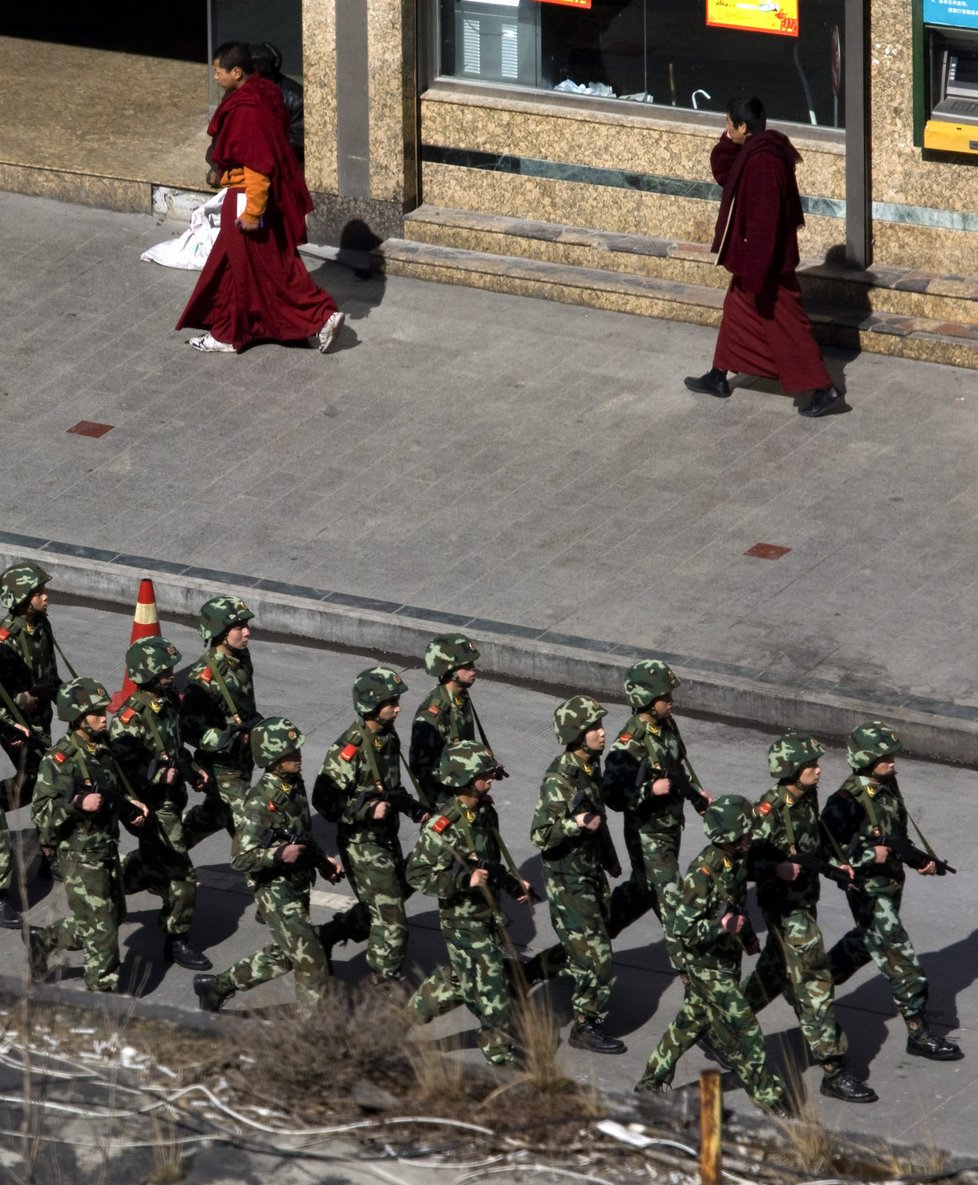 Mnichům se nezamlouvá přítomnost ozbrojených složek a tajné policie poblíž jejich chrámů