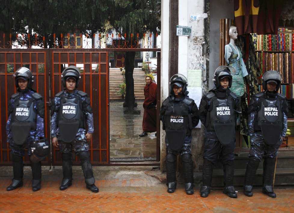 Policejní jednotky hlídkují před buddhistickým chrámem v Nepálu