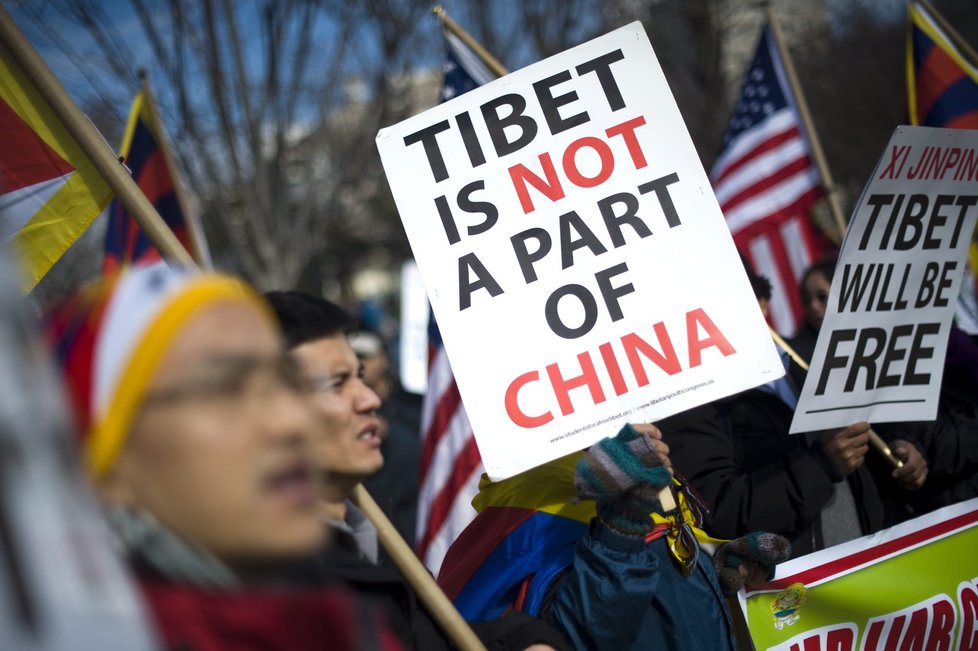 Tibet není součástí Číny, hlásají transparenty a cedule demonstrantů za svobodu Tibetu