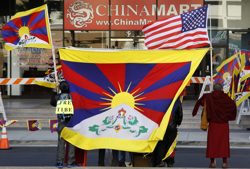 Tibetská vlajka je symbolem pro touhy po nezávislosti. Tibet však i nadále dle demonstrantů strádá v područí Číny