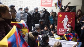 Za svobodu Tibetu demonstrovali lidé ve Švýcarsku.