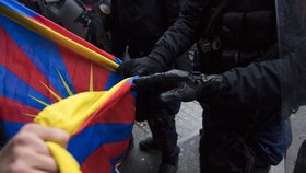 Za svobodu Tibetu demonstrovali lidé ve Švýcarsku.