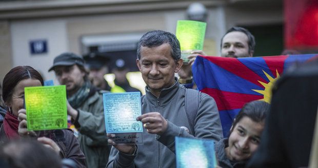 Před čínskou ambasádou v Dejvicích se sešly stovky lidí. Happening podpořil Tibet