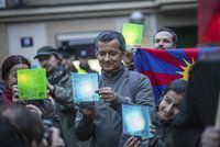 Před čínskou ambasádou v Dejvicích se sešly stovky lidí. Happening podpořil Tibet