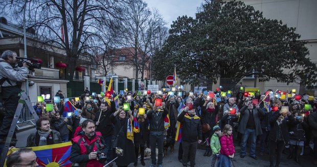 Před čínskou ambasádou v Praze se sešlo 200 lidí, kteří podpořili Tibet.