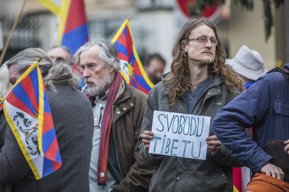 Před čínskou ambasádou v Praze se sešlo 200 lidí, kteří podpořili Tibet.