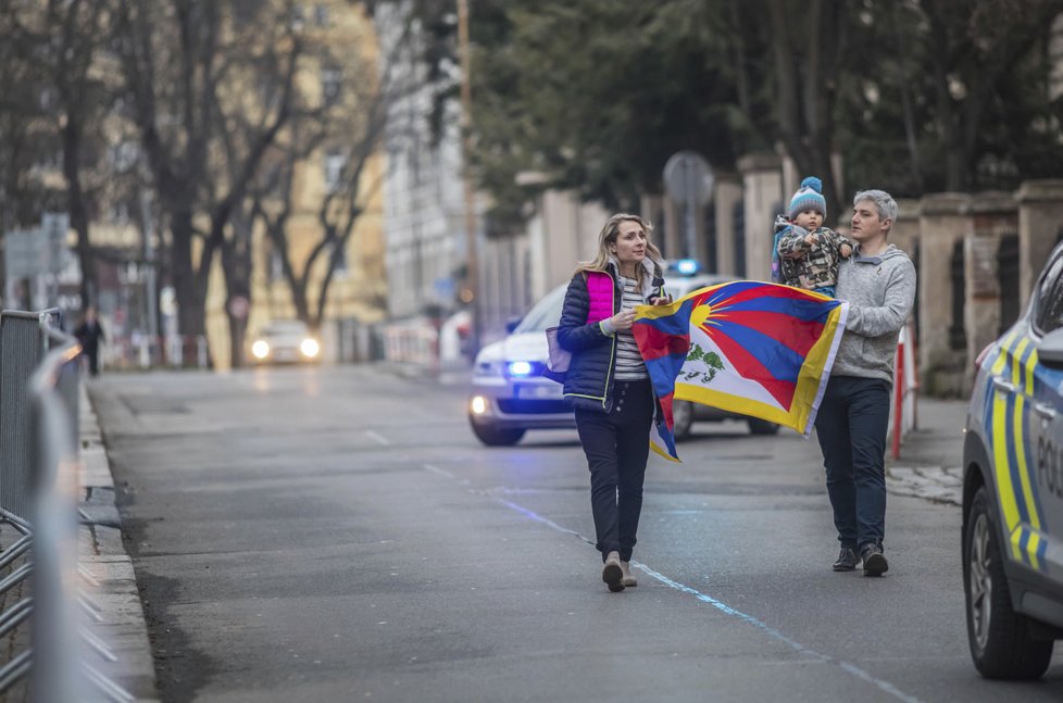 Před čínskou ambasádou v Praze se sešlo 200 lidí, kteří podpořili Tibet.