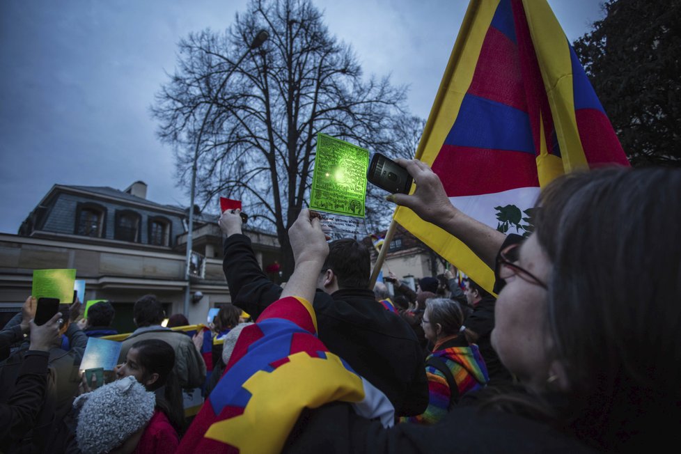 Před čínskou ambasádou v Praze se sešlo 200 lidí, kteří podpořili Tibet.