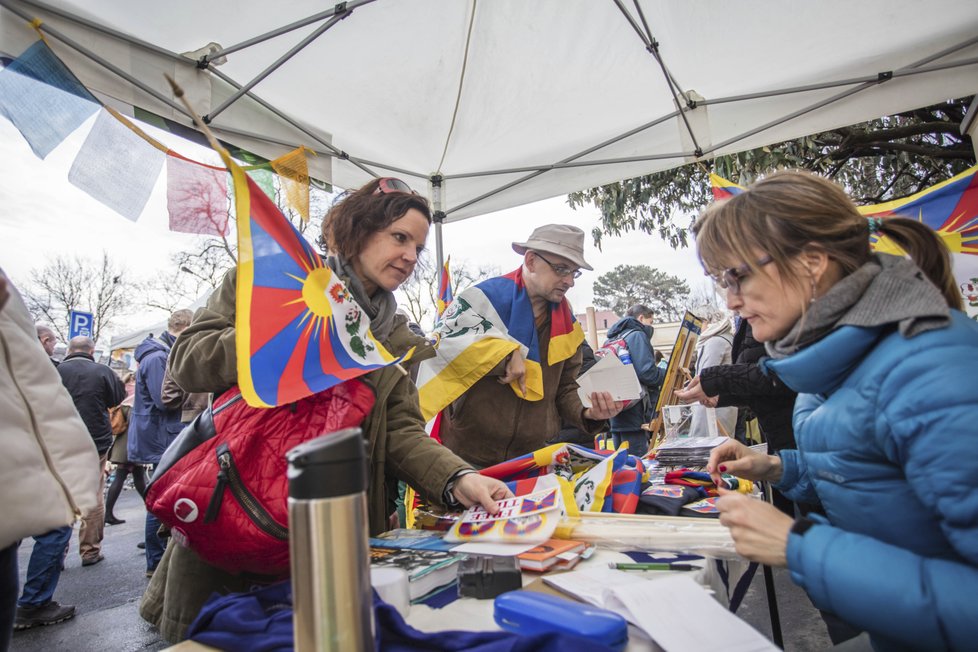 Před čínskou ambasádou v Praze se sešlo 200 lidí, kteří podpořili Tibet.