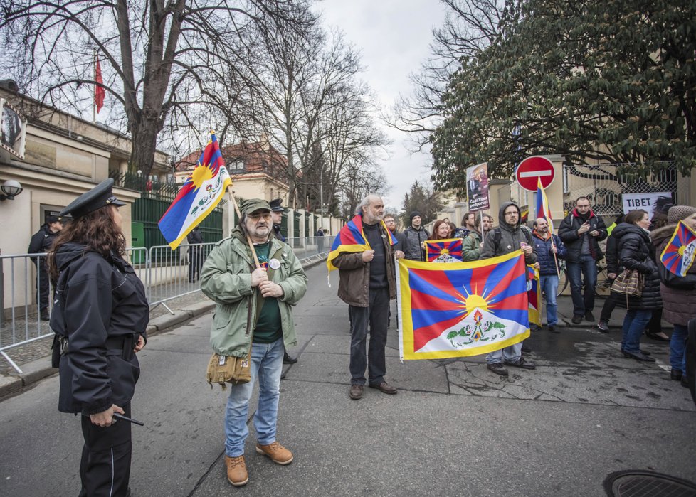 Před čínskou ambasádou v Praze se sešlo 200 lidí, kteří podpořili Tibet.