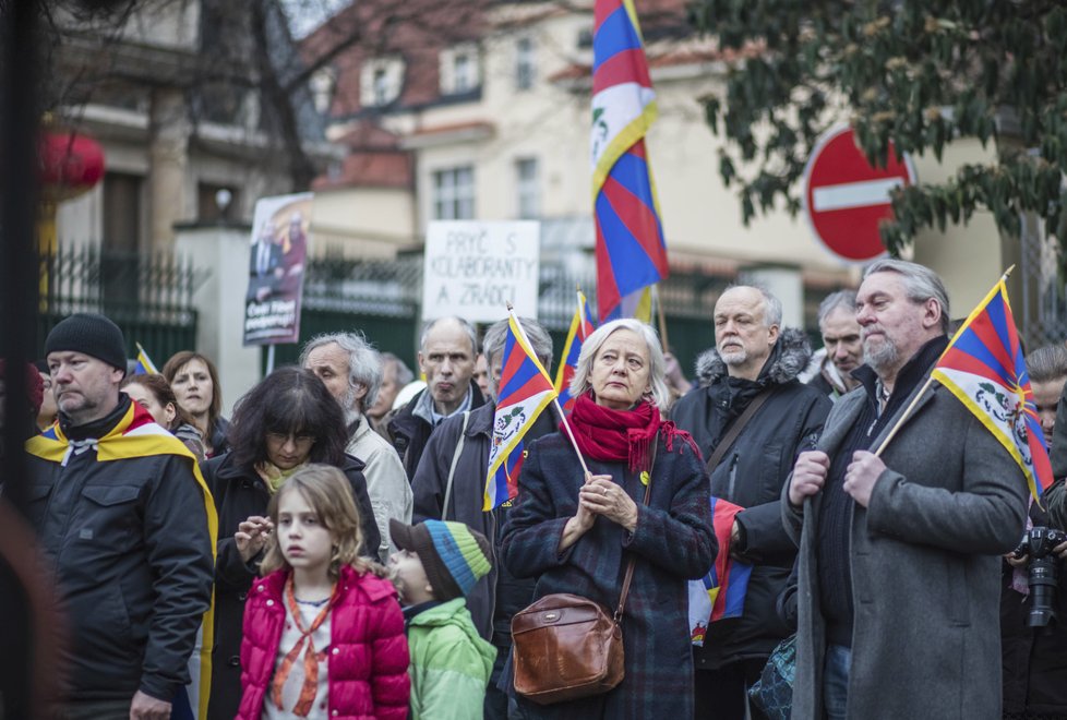 Před čínskou ambasádou v Praze se sešlo 200 lidí, kteří podpořili Tibet.