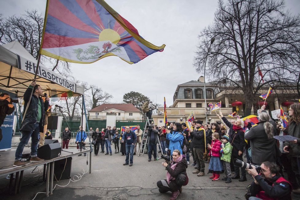 Před čínskou ambasádou v Praze se sešlo 200 lidí, kteří podpořili Tibet.