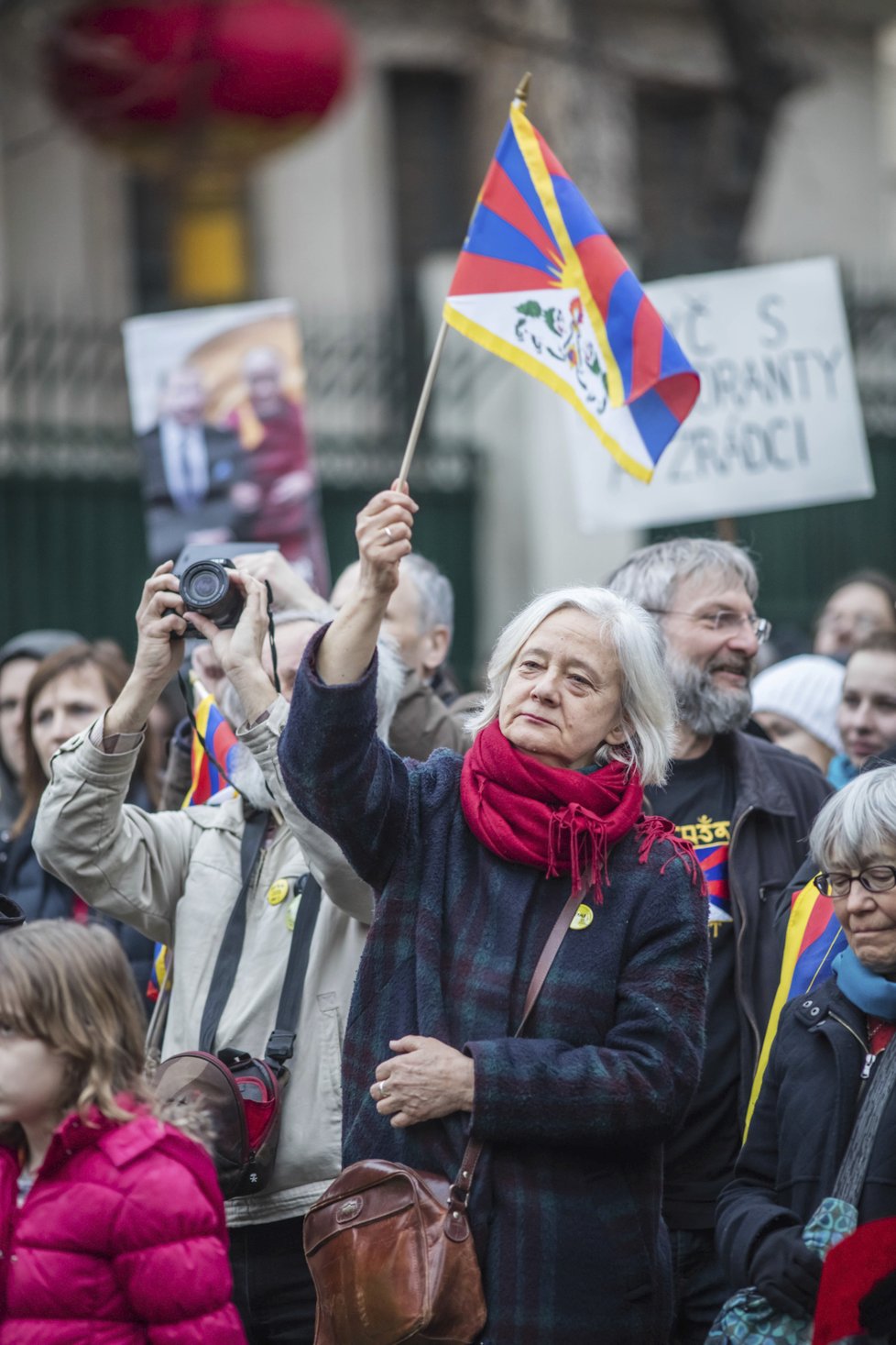 Před čínskou ambasádou v Praze se sešlo 200 lidí, kteří podpořili Tibet.