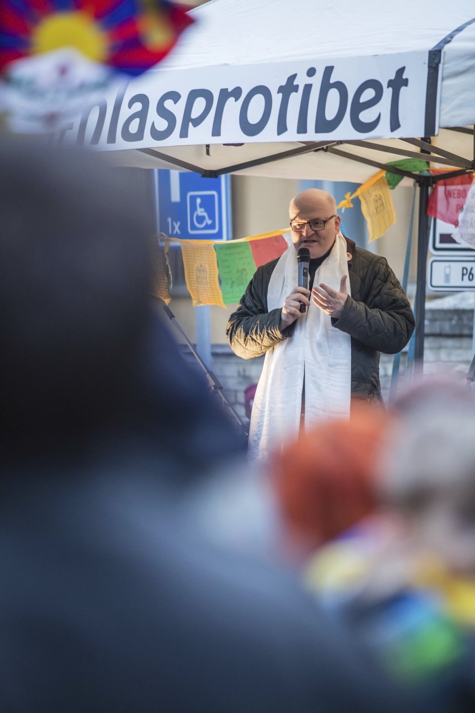 Před čínskou ambasádou v Praze se sešlo 200 lidí, kteří podpořili Tibet.