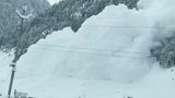 Sněhové peklo v Himalájích: 28 mrtvých, několik desítek lidí uvěznila lavina v autech