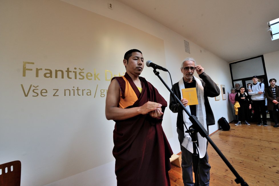 V rámci odhalení výstavy došlo i k uvedení knihy Jana Lípa – Učení Fráni Drtikola: Všemocná hadí síla. Té požehnal residentní lámy Tibet Open House Geshe Yeshi Gawa.