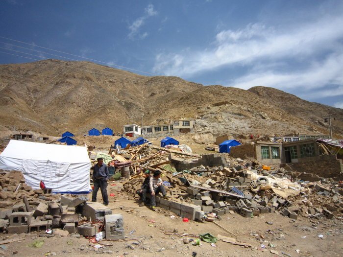 Při zemětřesení v Tibetu zahynulo až 2 000 lidí a zůstalo 12 tisíc zraněných