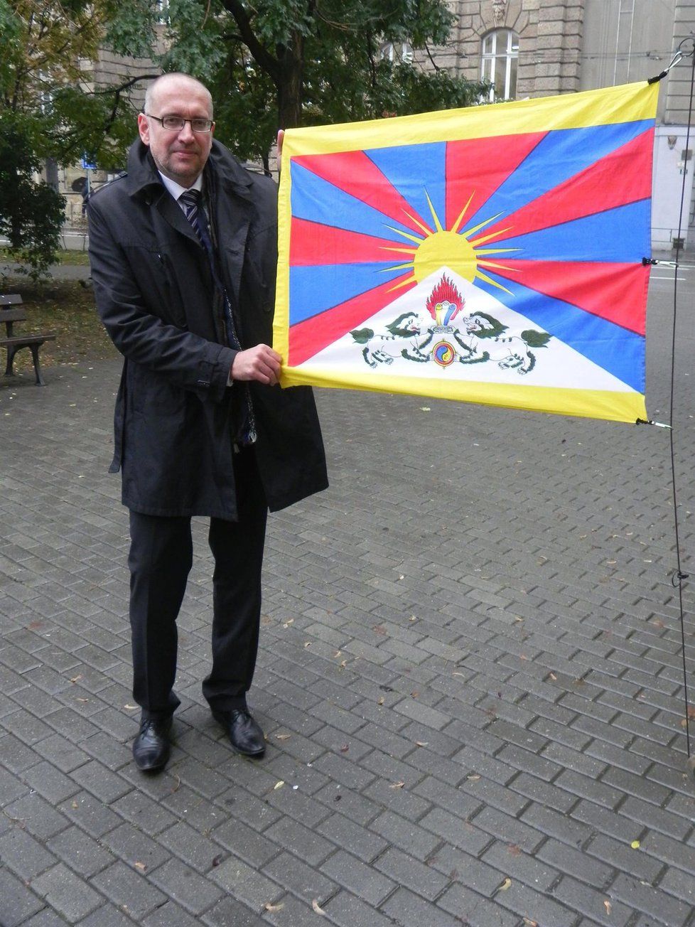 Rektor Masarykovy univerzity Mikuláš Bek s tibetskou vlajkou