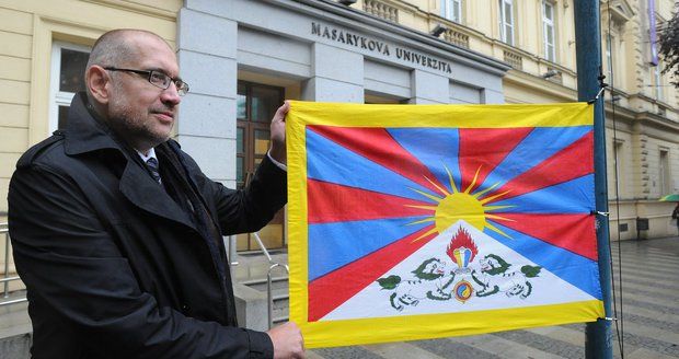 Bek se za Čínu opřel do Zemana a Sobotky. Na univerzitách zavlála vlajka Tibetu