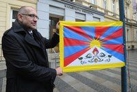 Bek se za Čínu opřel do Zemana a Sobotky. Na univerzitách zavlála vlajka Tibetu