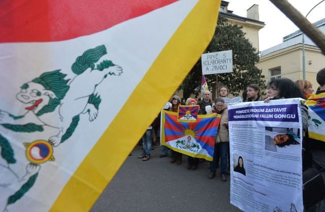 Společnost Amnesty International ČR uspořádala v minulém roce při příležitosti Světového dne Tibetu happening před čínským velvyslanectvím v Praze.