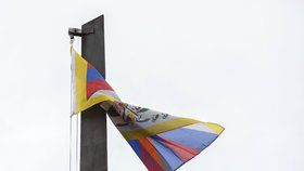 Tibetskou vlajku vyvěsila i Univerzita Karlova v Praze.