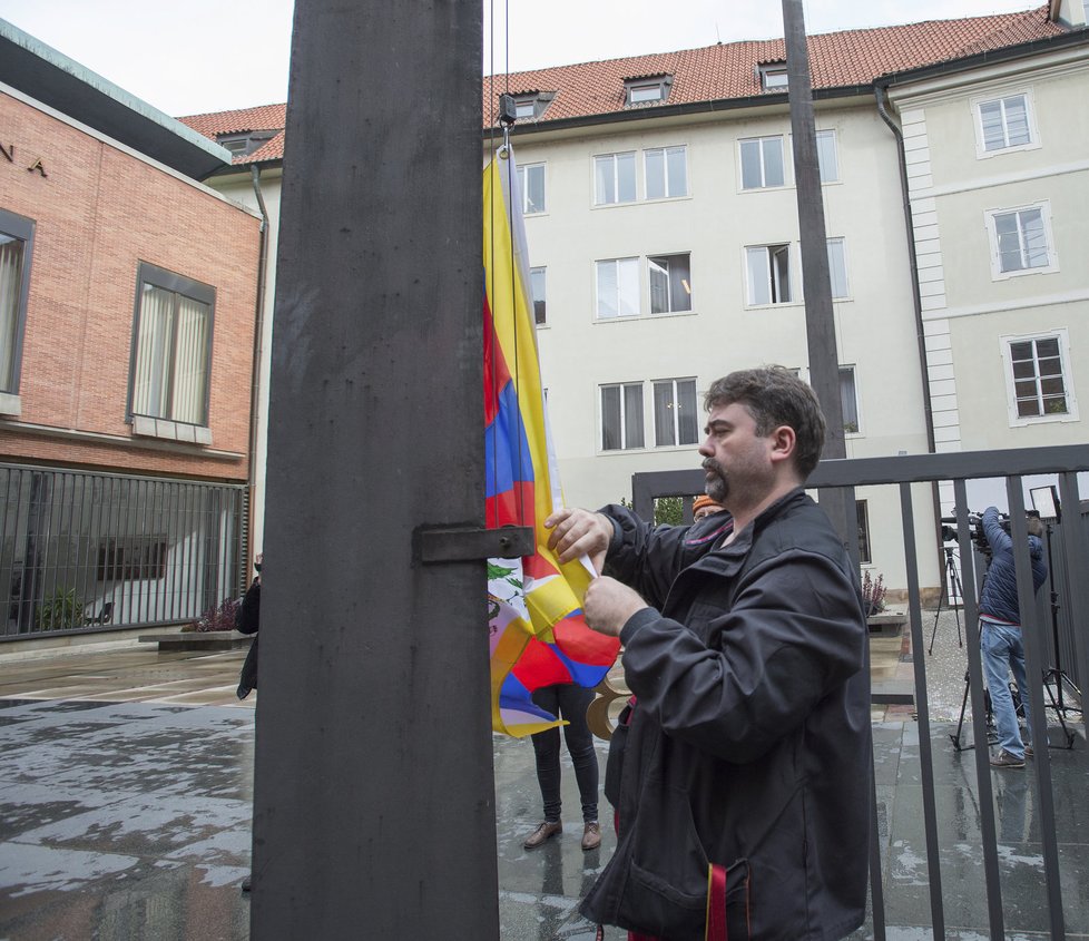 Tibetskou vlajku vyvěsila i Univerzita Karlova v Praze.