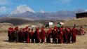 Tibetský kalendář je lunisolární a počítá se od roku 127. Bez klášterů, mnichů a buddhistických rituálů si Tibet nikdo nedovede představit. Přesto nejautentičtější podobu Khamu poznáte až na nehostinných pastvinách.