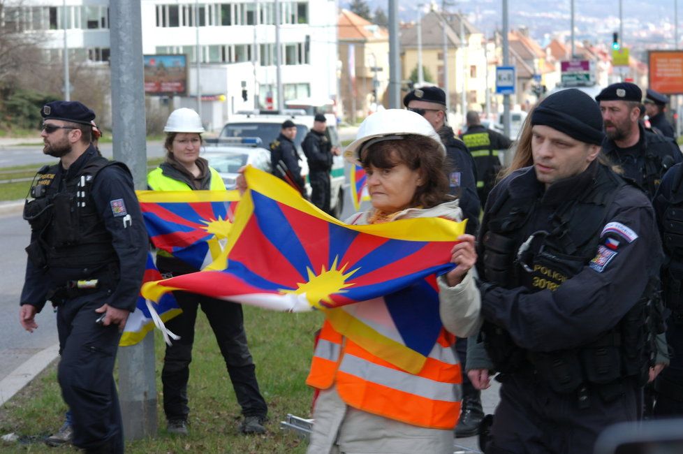 Při návštěvě čínského prezidenta vlála v Česku spousta tibetských vlajek.