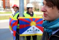Policista jí zhmoždil ruku kvůli tibetské vlajce. Aktivistka podává stížnost
