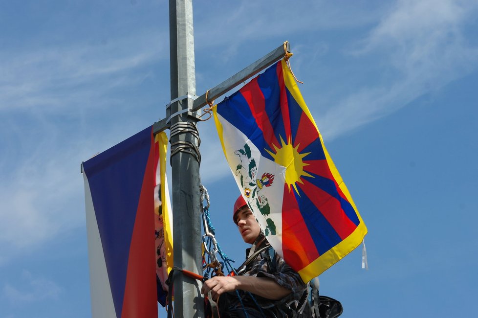 Tibetské vlajky se objevily po celé Praze.