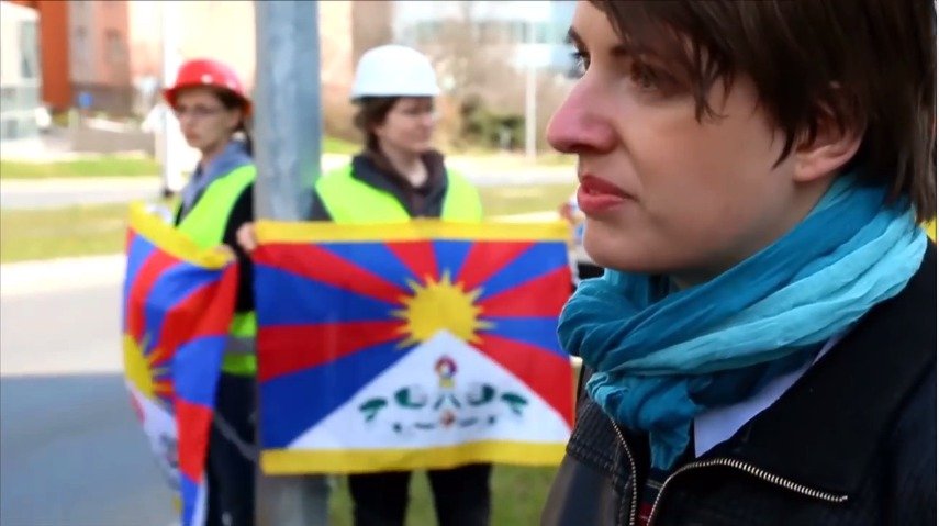 Při návštěvě čínského prezidenta vlála v Česku spousta tibetských vlajek.