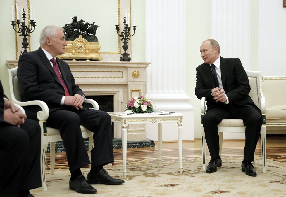 Prezident autonomní Jižní Osetie při jednání s Vladimirem Putinem