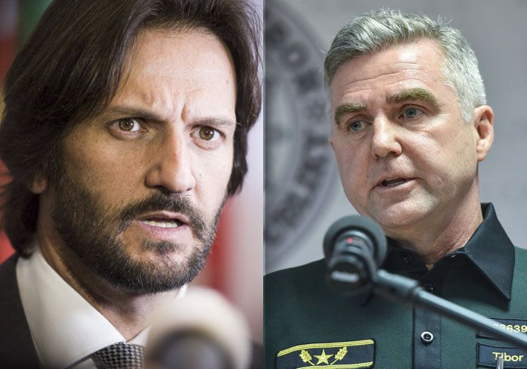 Ministra vnitra Roberta Kaliňáka i policejního prezidenta Tibora Gašpara vybídl představitel menší slovenské vládní strany Most-Híd, aby rezignovali.