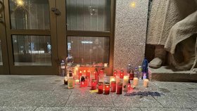 Svíčky zapálené před soudem pro slovenského policejního exprezidenta Tibora Gašpara