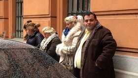 Tibor Lakatoš čekal se svými příbuznými na zahájení soudního líčení.
