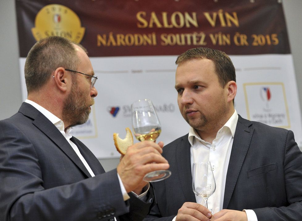 Prezident svazu vinařů Tibor Nyitray a exministr zemědělství Marian Jurečka