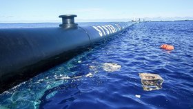 V Tichém oceánu byla znovu instalována plovoucí bariéra na zachytávání plastového odpadu. Zařízení organizace The Ocean Cleanup je dlouhé 600 metrů.