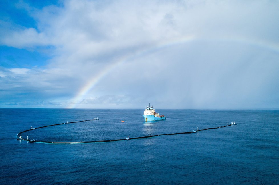 V Tichém oceánu byla znovu instalována plovoucí bariéra na zachytávání plastového odpadu. Zařízení organizace The Ocean Cleanup je dlouhé 600 metrů.