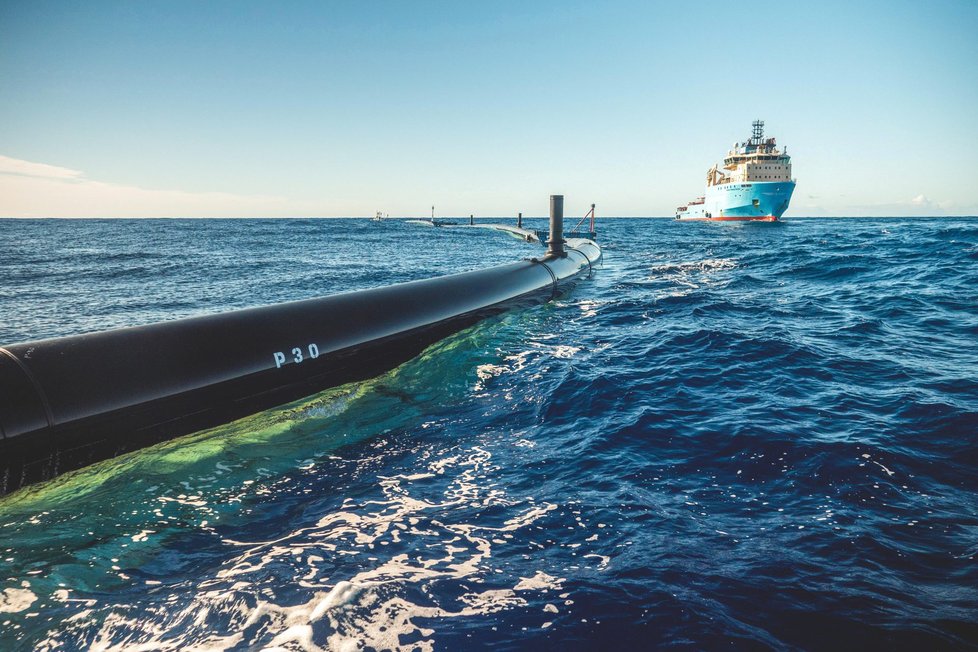 V Tichém oceánu byla znovu instalována plovoucí bariéra na zachytávání plastového odpadu. Zařízení organizace The Ocean Cleanup je dlouhé 600 metrů.