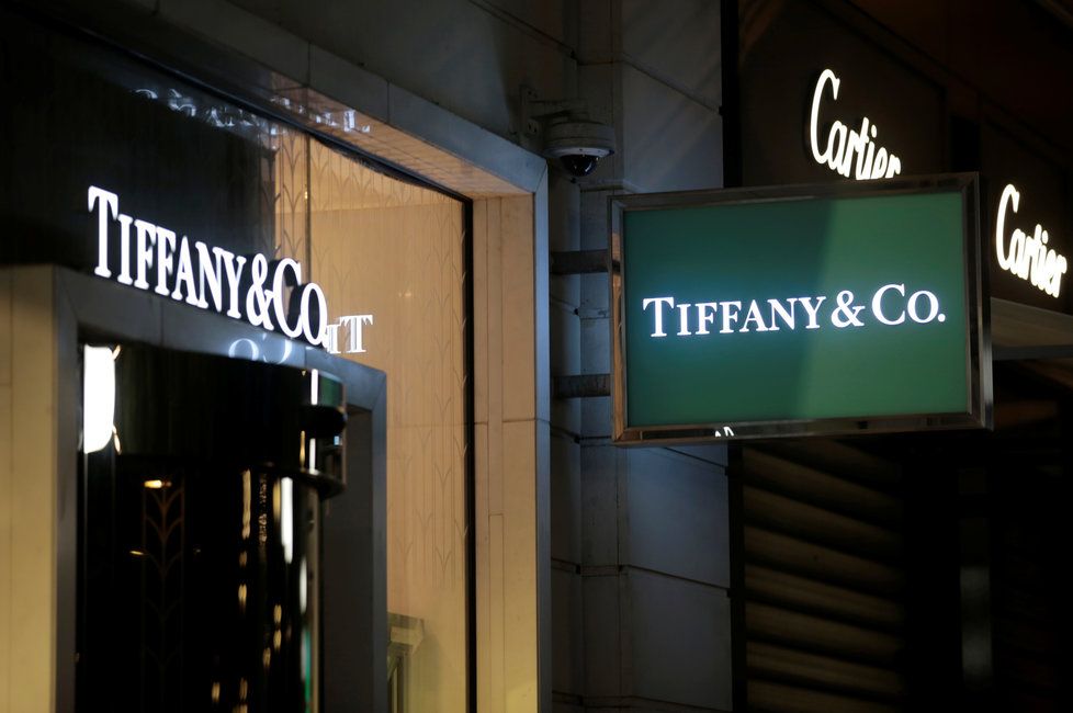 Francouzská luxusní skupina LVMH nabízí za převzetí prestižního amerického klenotnictví Tiffany zhruba 14,5 miliardy dolarů.