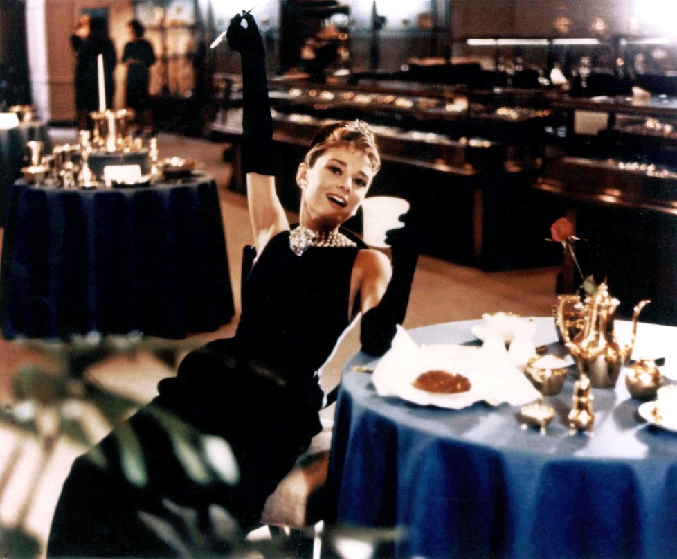 Herečka Audrey Hepburn ve filmu Snídaně u Tiffanyho.