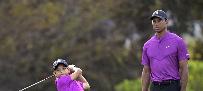 Golfista Tiger Woods se synem