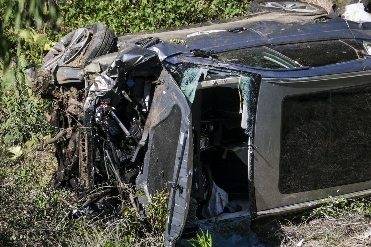 Woods jako zázrakem autonehodu přežil.