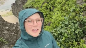 TikTokerka Becky Lee si na pláži v Japonsku hrála s ulitou. Uvnitř číhal jeden z nejjedovatějších tvorů oceánu