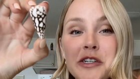 TikTokerka Becky Leeová si na pláži v Japonsku hrála s ulitou: Uvnitř číhal jeden z nejjedovatějších tvorů oceánu