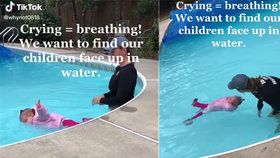 Roční holčička „bojovala o přežití“ v péřovce a plenkách. Na sítích se strhla debata, jestli zrovna takhle učit děti plavat.